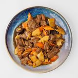 56. Ternera con setas y bambú