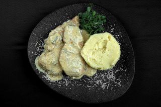 Piept de pui cu sos gorgonzola