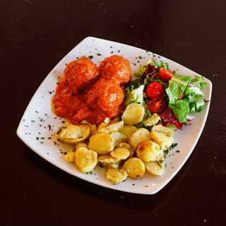 Polpette di mamma al sugo con patate arrosto
