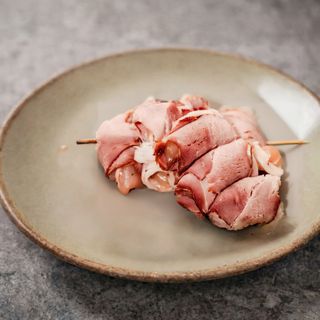 Pileći ražnjići u slanini