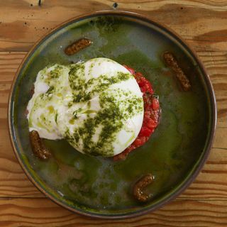 Burrata com Tartaro de Tomate Coração de Boi