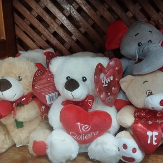 Peluches animales enamorados