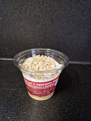 Йогурт с фъстъчено масло, овесени ядки, чия и банани (210г)