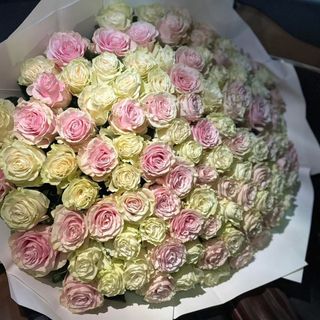 Buchet 101 trandafiri roz si alb