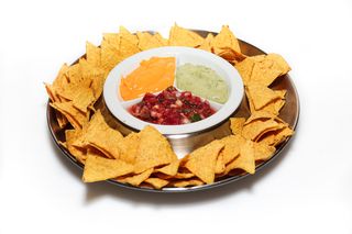 Nachos con tres salsa