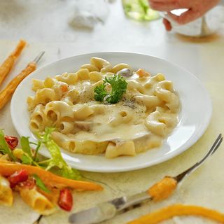 Pâte à la crème et sauce fromagère