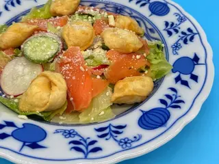 Салат з лососем і вушками з філою