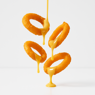 Aros de cebolla con salsa de mostaza