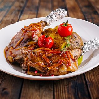 Picior de rata confi cu sos de merisoare si coaja de portocala