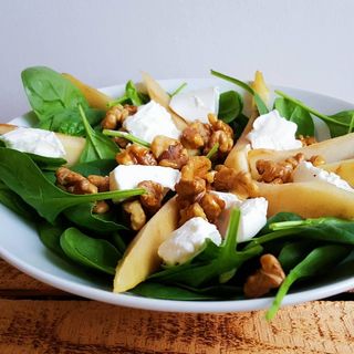 SAŁATKA Z GRUSZKĄ I KOZIM SEREM