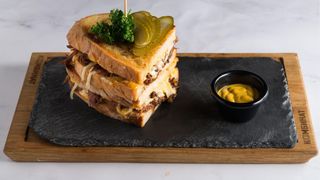 Sendvič sa dimljenom butkicom