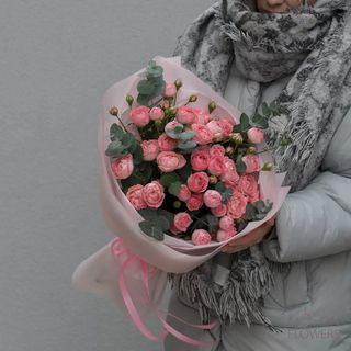 Buchet din trandafiri roz de tufa Olandezi cu eucalipt