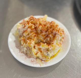 Plato De Ensaladilla De Pulpo Y Gambas