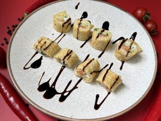 Млинець-рол з сьомгою , крем-сиром та огірком (140 г)