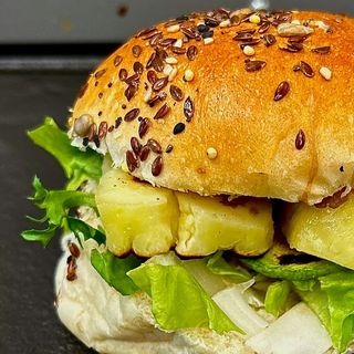 Halloumi burger, cartofi chips, sos maioneză cu iaurt