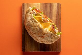 Піта з куркою з соусом 'Цезар'