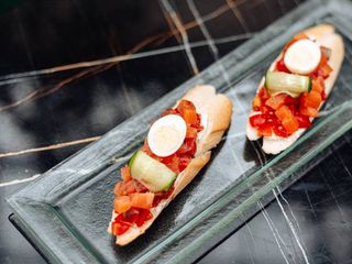 Брускети з сиром філадельфія, лососем, тар-таром з чері 180г