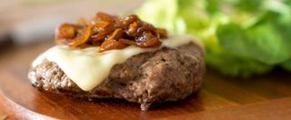 Hambúrgueres no prato