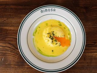 Jajko w koszulce z sosem holenderskim