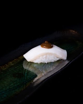 Pez mantequilla con salsa de ajo negro