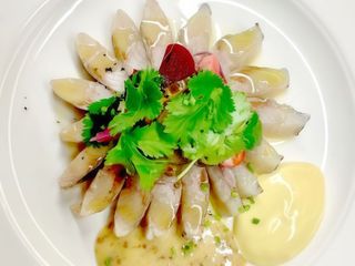 Оселедець Matias Queen з печеною картоплею, гірчичним кремом та Овочами пікулі (260g)