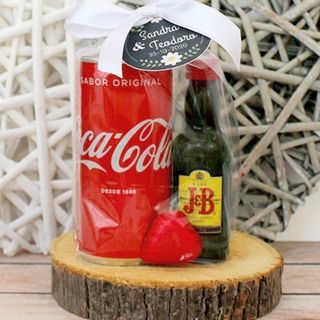 Botella JB más lata de Coca cola 