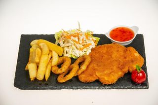 Snitel vienez, cartofi, salata coleslaw, inele de ceapa,sos