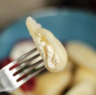 pierogi z twarogiem, rabarbarem i truskawką