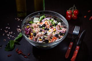 Salată cu ton și anșoa