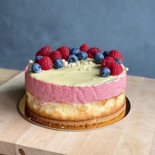 Mały sernik z musem malinowym