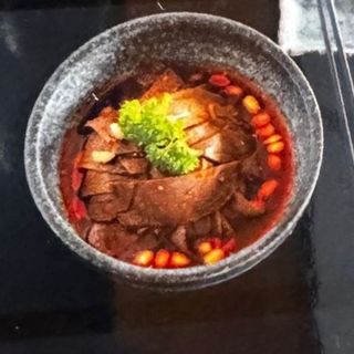 夫妻肺片 Callos y carne de ternera asados