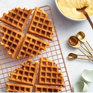 Gaufre pizza nutella banane avec chocolat chaud fondu à l`ancien