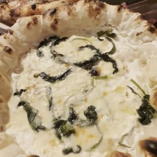 Pizza de pollo con pesto y burrata