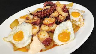 Huevos fritos y pulpo con verduritas