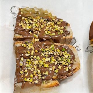 3 fette di pane cafone con la Nutella e granella di pistacchio