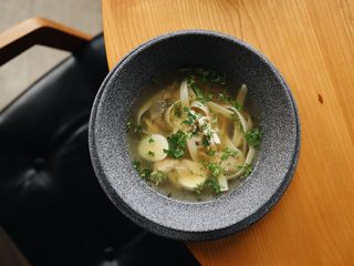 Курячий бульйон з локшиною та перепелиним яйцем (370г)