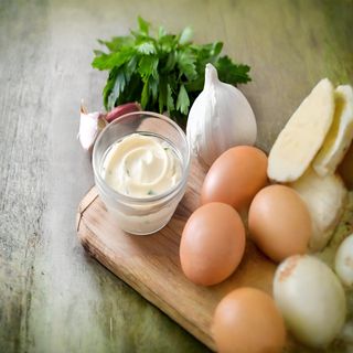 Molho de alho (garlic sauce)