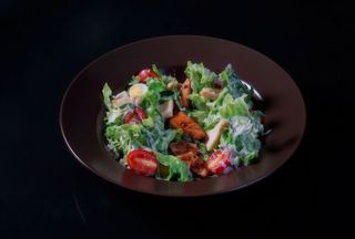 Салат з лососем та помідорами чері