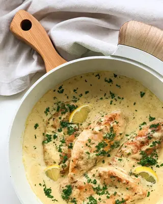 Куриная грудка под нежным сливочным соусом 