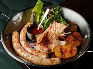 Ковбаски курячі з печеною картоплею