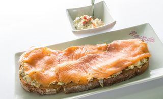 Tostada De Salmón Ahumado Y Salsa Tártara Casera 