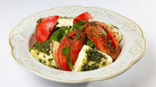 პომიდვრის სალათი მწვანე აჯიკით და სულგუნით 300 გრ