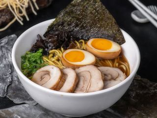 Рамен XL зі свининою Чашу (700g)