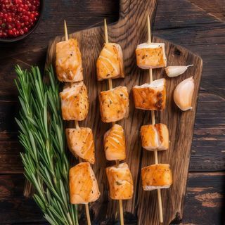 27. Pinchos de salmón