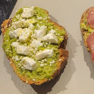 Tostada Aguacate