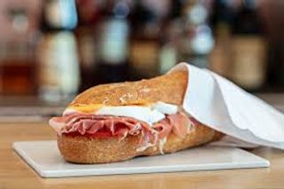 Panino crudo e mozzarella