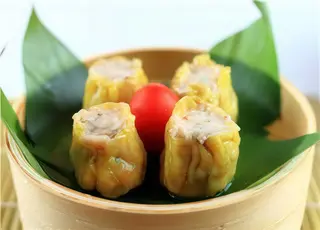 21. Dimsun carne y langostino al vapor (4 pzs.)