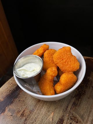 Курячі нагетси із соусом