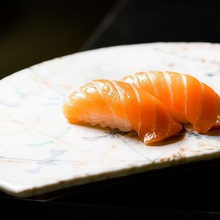 Nigiri de salmón