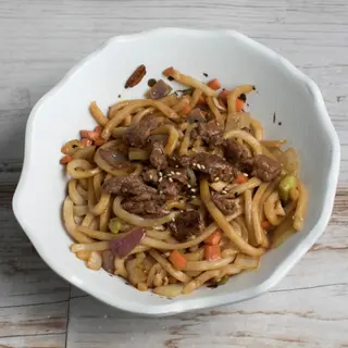 Yaki Udon Con Ternera Y Verduras De Temporada